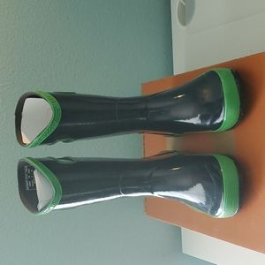 Brand new in box Bogs rainboot in Navy and green size 3.